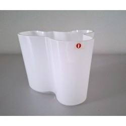 VINTAGE IITTALA vaas SAVOY ALVAR AALTO wit glas H 11,5cm